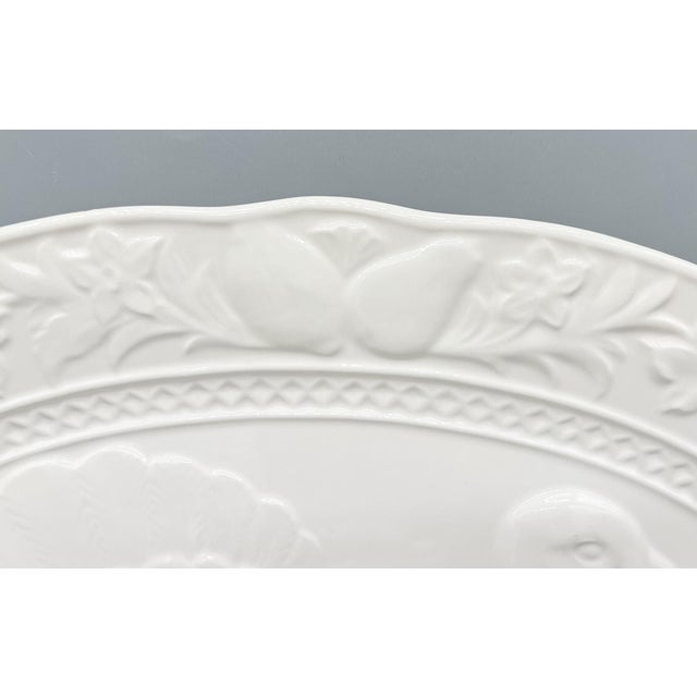 Vintage White Embossed Turkey Platter – Traditional / Farmhouse / Thanksgiving For Sale - Image 10 of 11