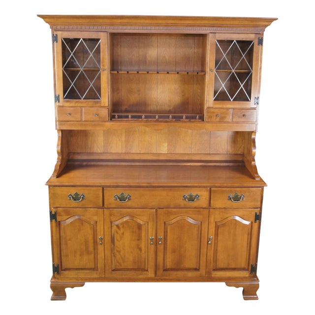 Late 20th Century Ethan Allen Heirloom Colonial Early American Nutmeg Maple Drybar Cabinet Hutch For Sale