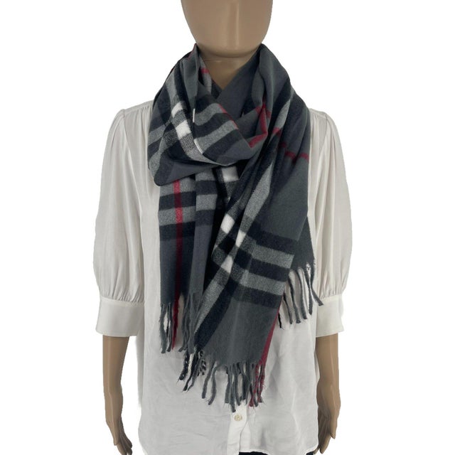 English Burberry Light Grey Plaid 100% Cashmere Scarf For Sale - Image 3 of 8