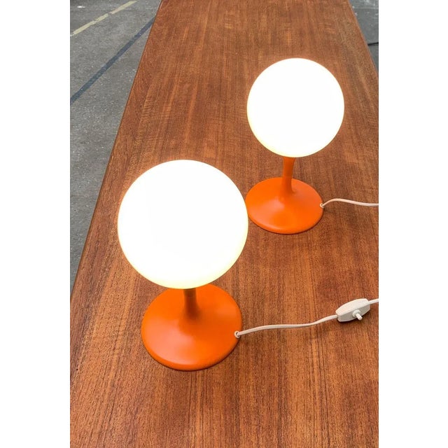 Table lamps from the Swiss manufacturer Temde to a design by Renee Nele. Simple table lamps in a striking color. An opal...