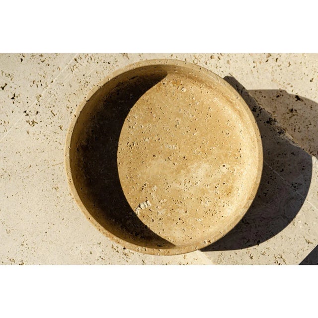 Swing marble serving bowl by Essenzia Materials: Carrara, travertine, rosa portugal, estremoz white Dimensions: 40 x 40 x...