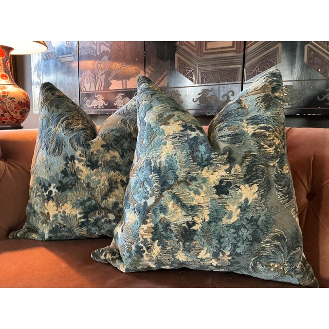 Elevate your space instantly with these stunning pillows in Ming Velvet by Brunschwig & Fils. This iconic cut velvet...