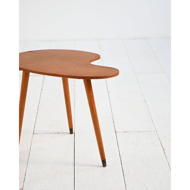 Coffee Table with Organically Shaped Top in Teak and Brass, 1950s-1960s For Sale - Image 4 of 10