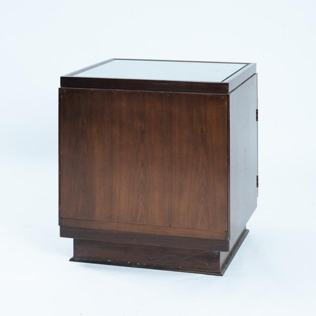 Art Deco Baker Walnut Veneered Nightstands in Copper and Cut Glass Accents, 1950s, Set of 2 For Sale - Image 17 of 18