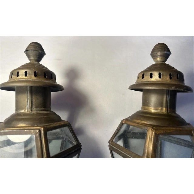 1980s Antique Brass Carriage Buggy Oil Lamps Set of 2 – Vintage Decorative Lanterns For Sale - Image 5 of 12