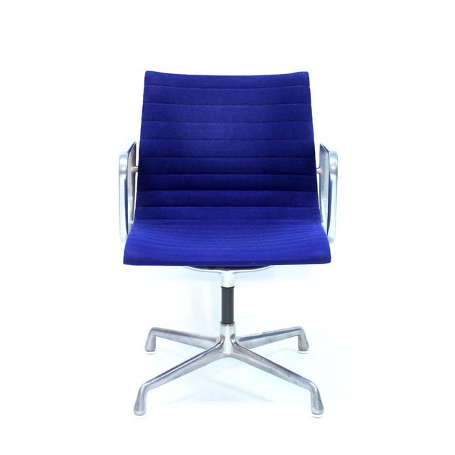 Herman Miller Model EA108 Swivel Chair by Charles and Ray Eames for Herman Miller, 1958 For Sale - Image 4 of 9