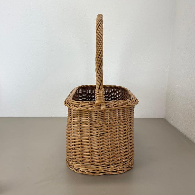 Large Mid-Century Bauhaus Rattan Magazine Holder, 1970s For Sale - Image 4 of 18