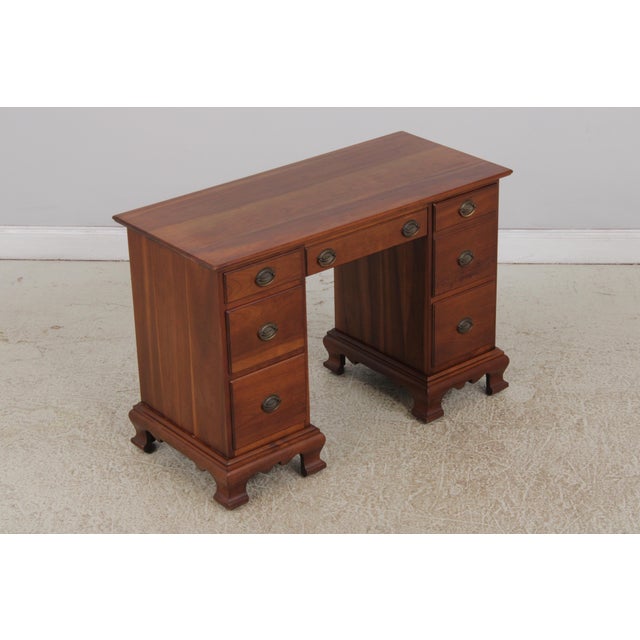 1950s Stickley Cherry Kneehole Desk Vanity & Bench For Sale - Image 5 of 18