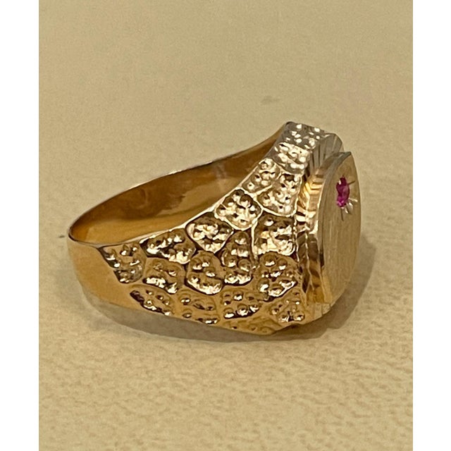 Gold and Ruby 14 Karat Yellow Gold Ring Vintage Unisex For Sale - Image 4 of 18
