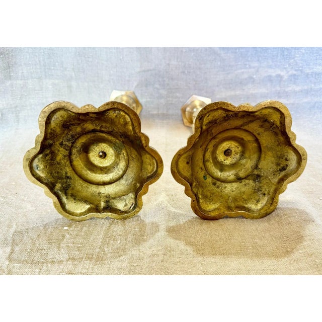Antique 18th-Century George II English Brass Petal Base Candlesticks - Set of 2 For Sale In Atlanta - Image 6 of 6