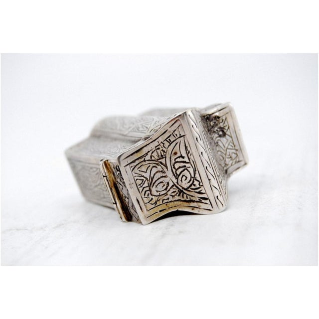 Engraved Silver Snuff Box with Wavy Lid and Gold Interior For Sale - Image 4 of 7