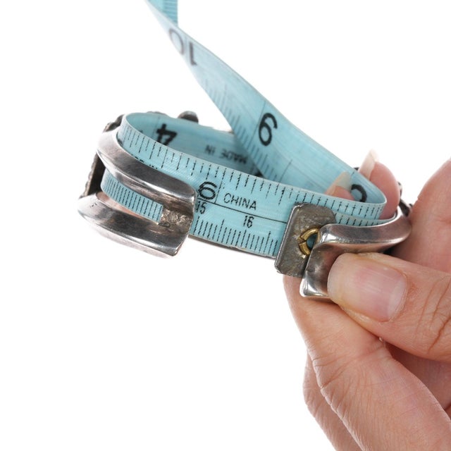 6 5/8" 60's-70's Navajo sterling turquoise feather cuff bracelet For Sale - Image 9 of 10