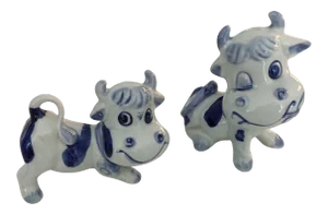 Vintage 1970s Dutch Blue and White Porcelain Dairy Cows - Set of 2