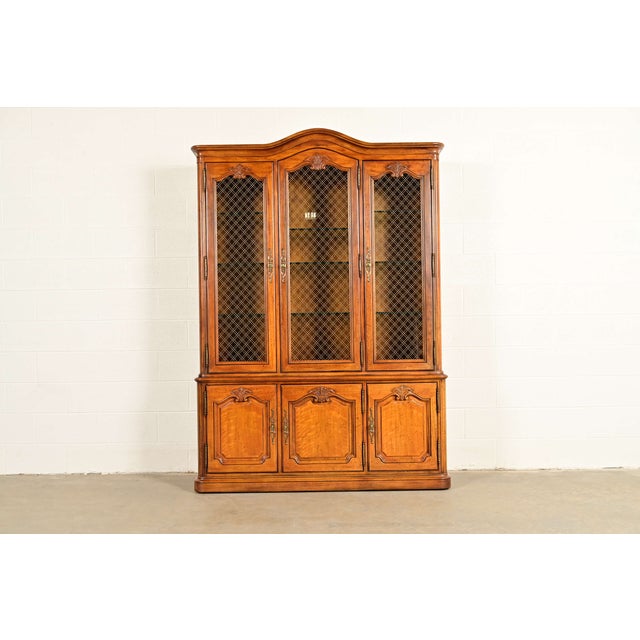 Henredon French Provincial Louis XV Carved Walnut Lighted Breakfront Bookcase Cabinet, Circa 1970s For Sale - Image 17 of 17