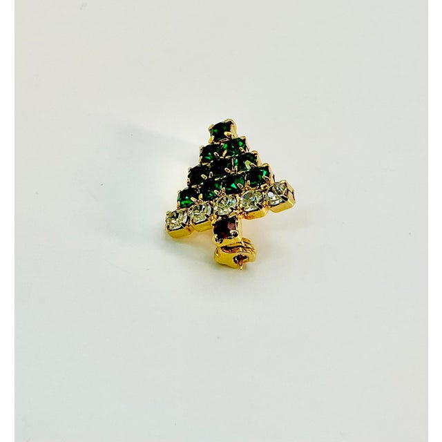 1980s Vintage Americana Boho Chic Hollywood Regency Petite Rhinestone Christmas Tree Brooch For Sale - Image 4 of 6