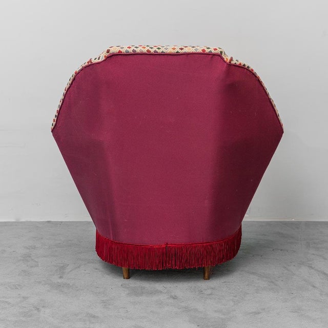 Set of 2 Ico Parisi armchairs. Featuring a mosaic-effect Gobelin fabric, the back is covered in a stain- and scratch-...