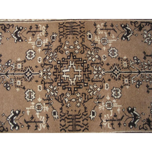 Indian 1920s Tan Taupe Medallion Traditional Antique Indian Agra Rug 4'6" X 6'6" Knotted Pile Wool Carpet For Sale - Image 3 of 6