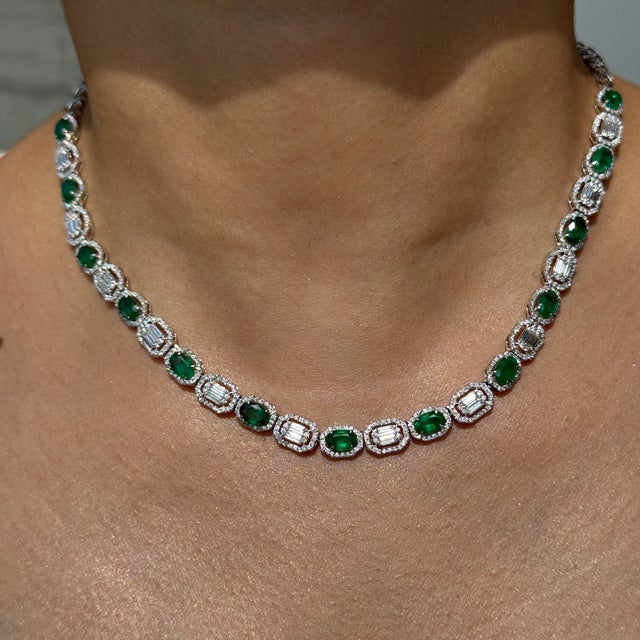 Art Deco 5.71ct Zambian Emerald & 2.81ct Baguette Diamond Tennis Necklace 14k Gold For Sale - Image 3 of 13