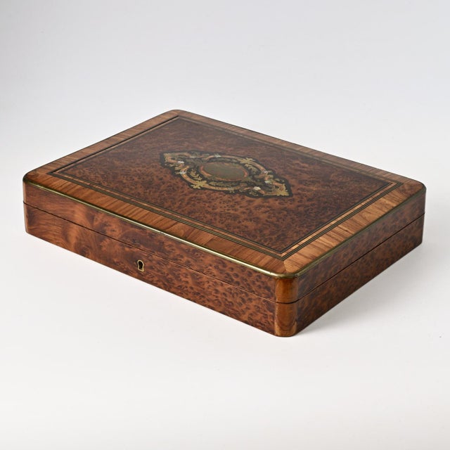 Antique 19th Century Napoleon III Burlwood Marquetry Box, in Very Good conditions. Designed before 1890