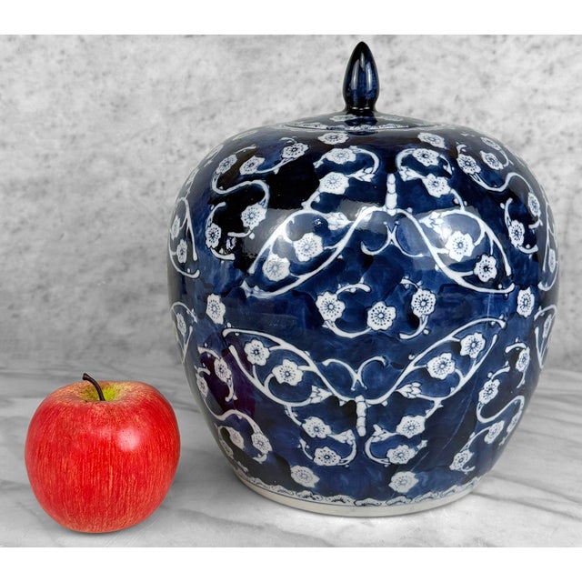 - Original Late 20th Century Chinoiserie Blue & White Ginger Jar - Attractive Blue & White Glazed Porcelain - Heavily...