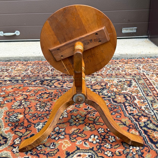 1970s Ethan Allen Country Farmhouse Hitchcock Style Solid Heirloom Maple Stenciled Accent Drink Table (14-9042) For Sale In Philadelphia - Image 6 of 13