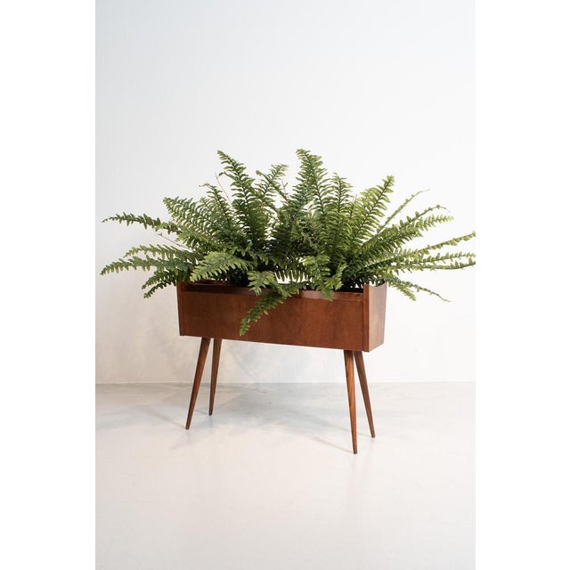 Teak planter. A very decorative and stylish addition to your interior. In good vintage condition. Measurements: l. 64 cm;...