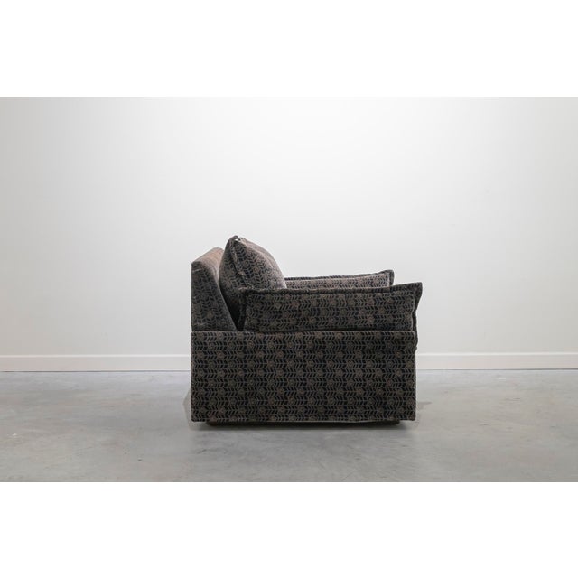 Italian armchair from the 1970s, fully upholstered in velvet with the original fabric. The seat and backrest are a single...