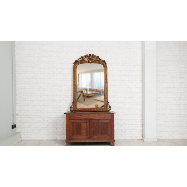 Large Antique Style Giltwood Wall Mirror with Neo-Classical Crest, 1960s For Sale - Image 10 of 11