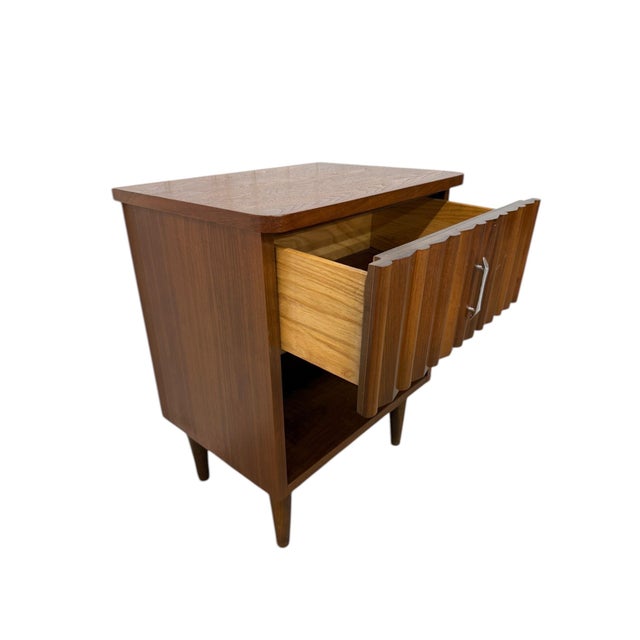 Brown Mid-Century Modern Young Manufacturing Walnut Nightstands - Set of 2 For Sale - Image 8 of 9
