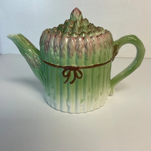 Vintage Home us pleased to offer this adorable Asparagus Tea Pot. Shaped as a bunch of Asparagus stalks, we love the...