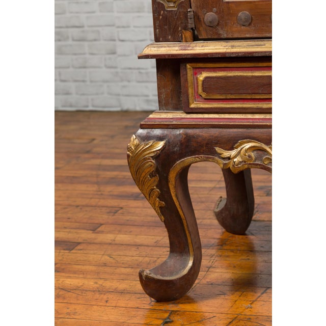 Early 20th Century Dutch Colonial Early 20th Century Bonnet Top Gilded Cabinet with Glass Doors For Sale - Image 5 of 13