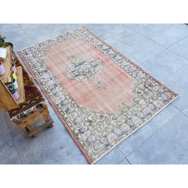 Geometric Anatolian Floral Rug, 1950 For Sale - Image 4 of 11