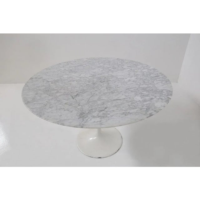 Round Table in White Marble attributed to Eero Saarinen, 1970s, in Very Good conditions. Designed 1970 to 1979 This piece...