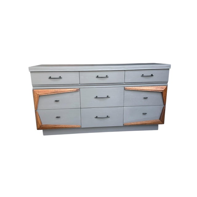 Mid-Century Modern Vintage United Furniture Corp. Two-Piece Mid-Century Dresser Set With Sculptural Wood Trim For Sale - Image 3 of 13