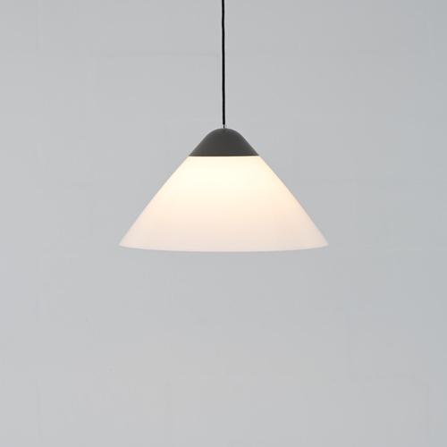 This elegant pendant lamp was designed by Hans J. Wegner for Louis Poulsen in the 1970s. The model ‘Opala’ consists of a...