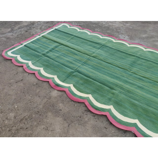 Cotton Vegetable Dyed Scalloped Edge Rug Green With Cream and Raspberry Pink Border - 6x9 For Sale - Image 6 of 11