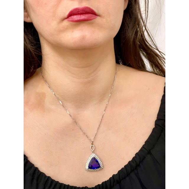 Gemstone 17 Carat AAA Tanzanite and Diamond Pendant or Necklace 18 Karat White Gold For Sale - Image 7 of 18