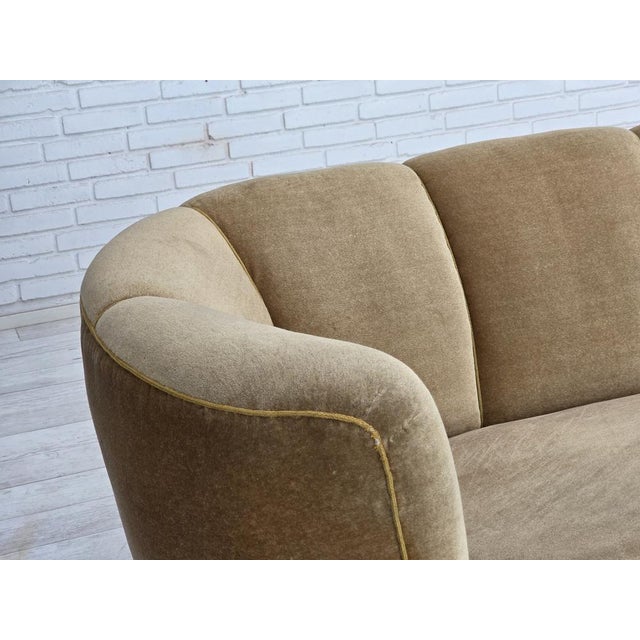 1960s Danish Banana 2-Seater Sofa in Green Velour and Oak, 1960s For Sale - Image 5 of 18