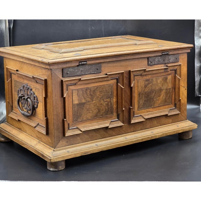 Chest of Drawers in Walnut and Briar with Key, 1703, in Very Good conditions. Designed before 1890