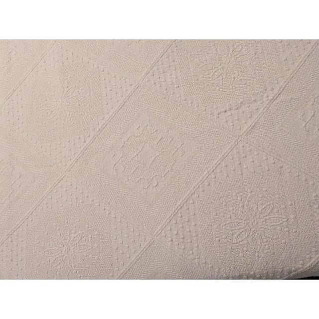 VTG King Egyptian Cotton Matelassé Coverlet Made in Portugal Ivory/Tan Fringed For Sale In Baltimore - Image 6 of 10