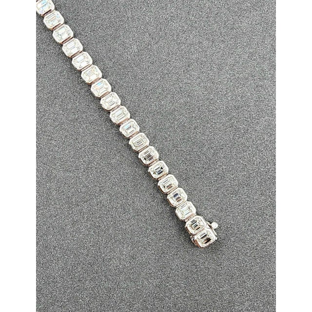 7.84 Ct Emerald Cut Bezel Set Tennis Bracelet For Sale In Chicago - Image 6 of 8