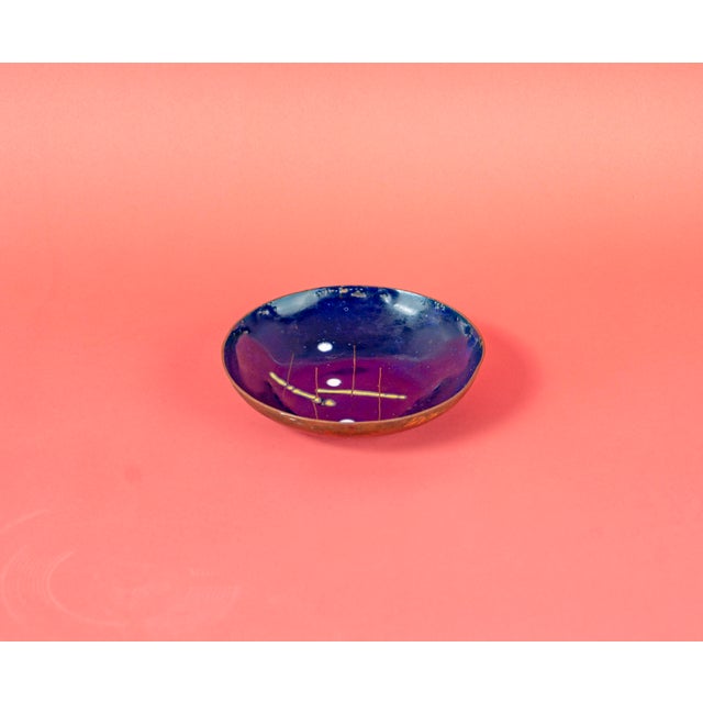 Bowl in blue handcrafted enamel and copper 60s. Small, beautiful bowl in blue.