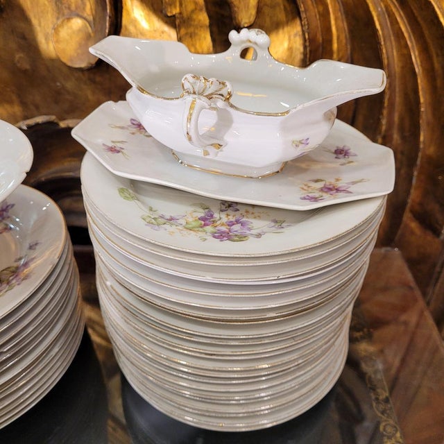 Art Nouveau Violets Dinner Service by Albert Pillivuyt for Foëcy Limoges, 1920s, Set of 82 For Sale - Image 11 of 18