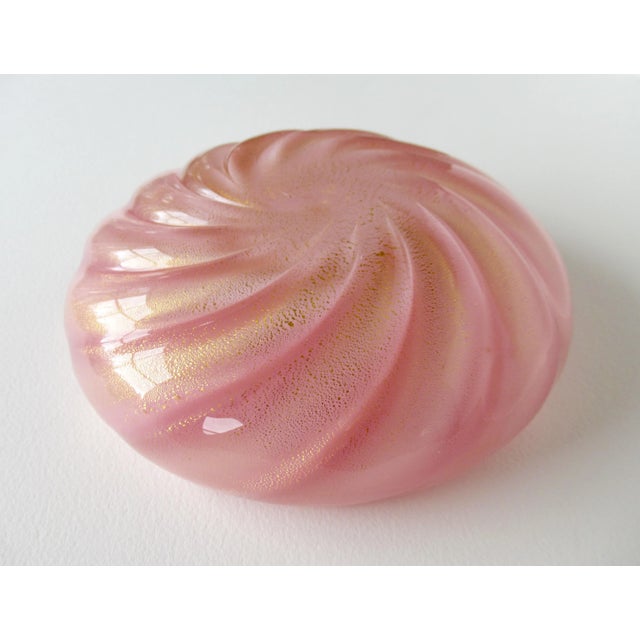 Circa C.1960's Italian Hand-Blown Murano by Ercole Barovier' for Barovier' & Toso Swirled Bubble Gum Pink Bowl With Gold Leaf Inclusions For Sale - Image 10 of 13