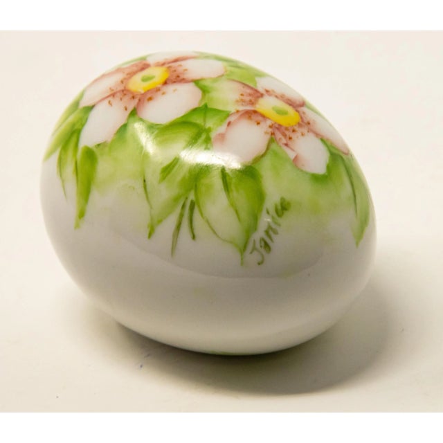 Mid 20th Century Ceramic Eggs with Floral Motif- Set of 2 For Sale In Nashville - Image 6 of 13