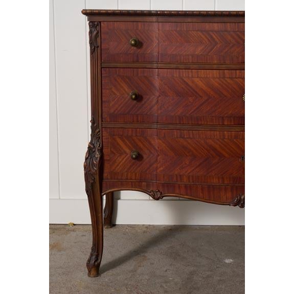 Brown 1950s French Louis XV Style Mahogany + Satinwood Book-Matched Veneered 3-Drawer Commode For Sale - Image 8 of 8