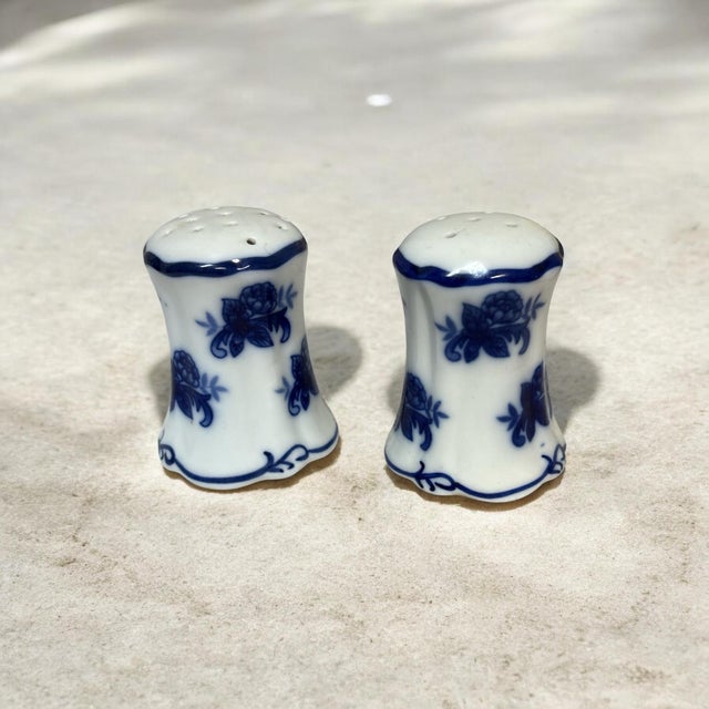 French Country 1920s Johnson Brothers Flow Blue Vintage Mid Century Salt and Pepper Shakers Fine Porcelain For Sale - Image 3 of 12