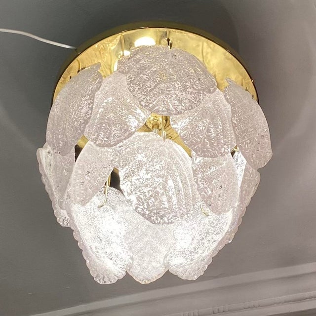 Ceiling lamp with a gold-plated top base. Frozen-effect glass, each piece individually crafted in the shape of a leaf....