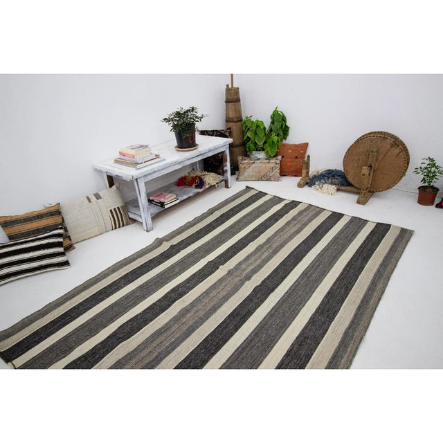 1960s Vintage Modern Kilim Rug- 4′11″ × 7′8″ For Sale In Los Angeles - Image 6 of 7