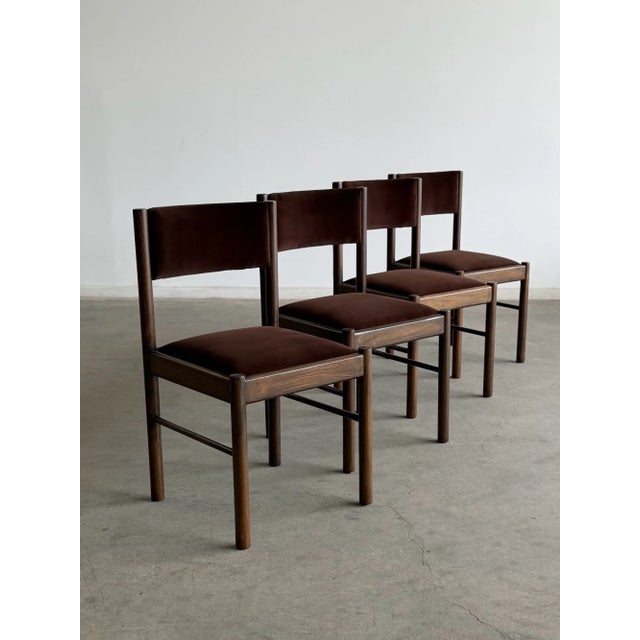W17.5 D19 H32 SW15.5 SD16 SH18.5 A beautifully restored set of four Mid-Century Modern dining chairs featuring clean...